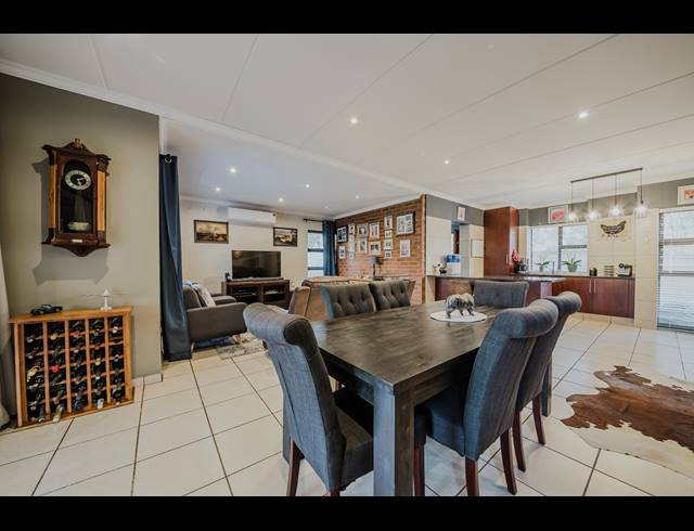 3 BEDROOM TOWNHOUSE FOR SALE IN RUIMSIG COUNTRY ESTATE